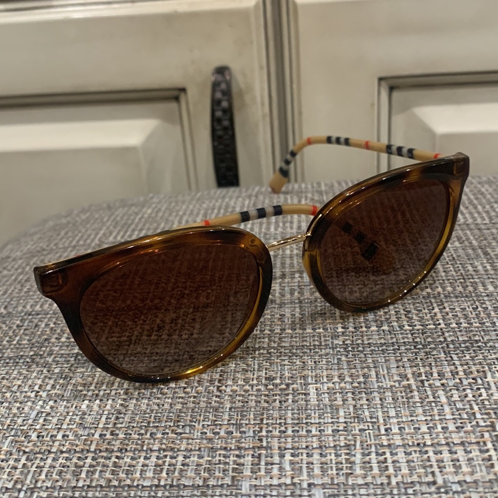 Burberry Brown Tortoiseshell Round Sunglasses with Beige Check Arms